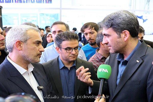 بازدید وزیر اقتصاد از غرفه ایرانسل در نمایشگاه الکامپ